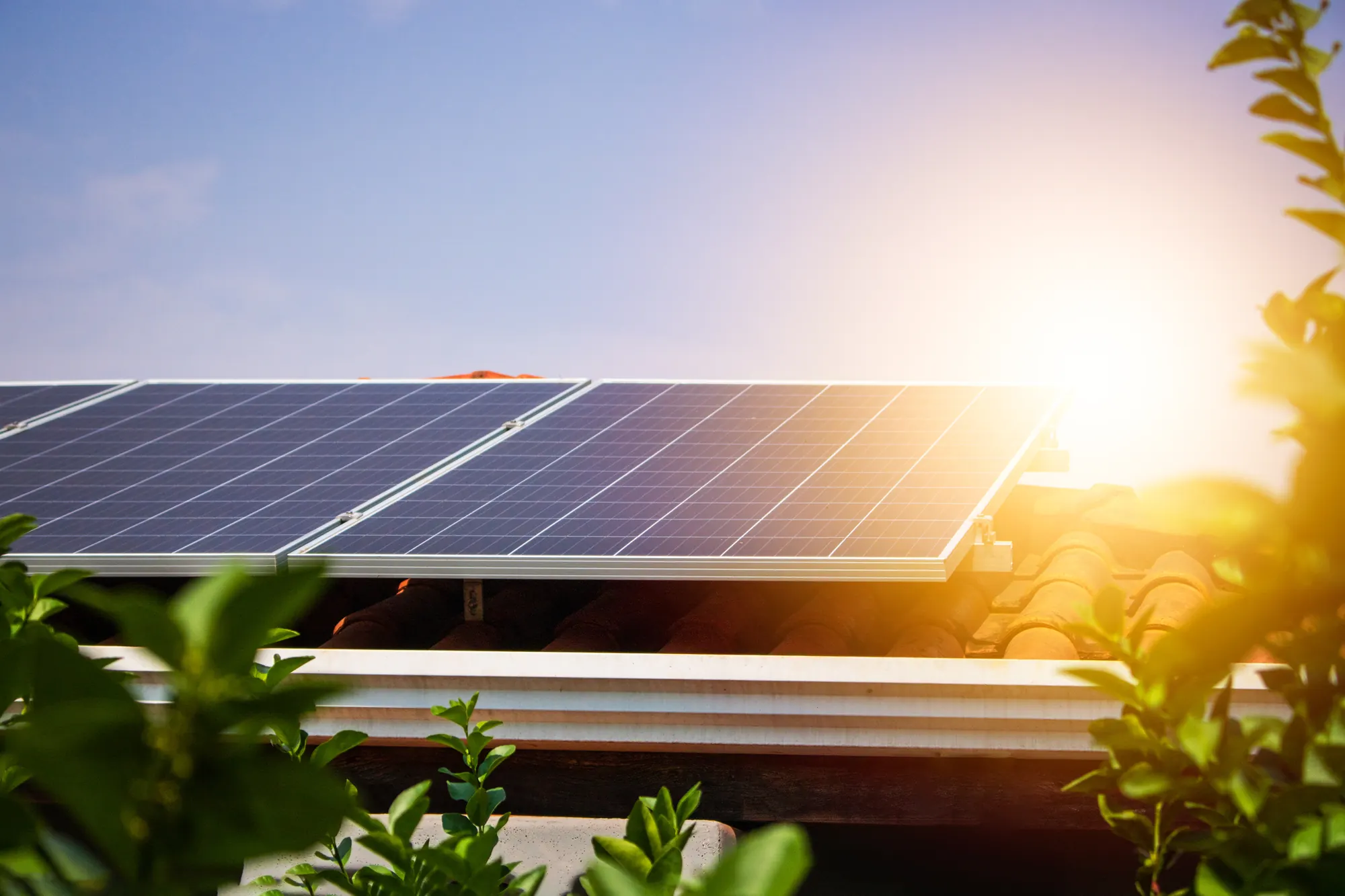 Painéis solares instalados no telhado de uma casa, sob o sol